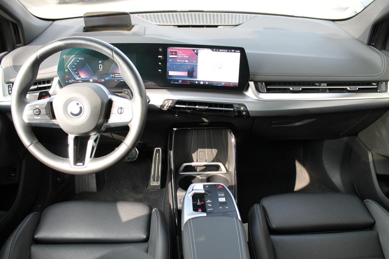 BMW 2-SERIE Active Tourer 225e xDrive High Executive M Sport Automaat / Panoramadak / Adaptief M Onderstel / Sportstoelen / Stoelverwarming / Adaptieve LED / Parking Assistant Plus / Head-Up / Live Cockpit Professional