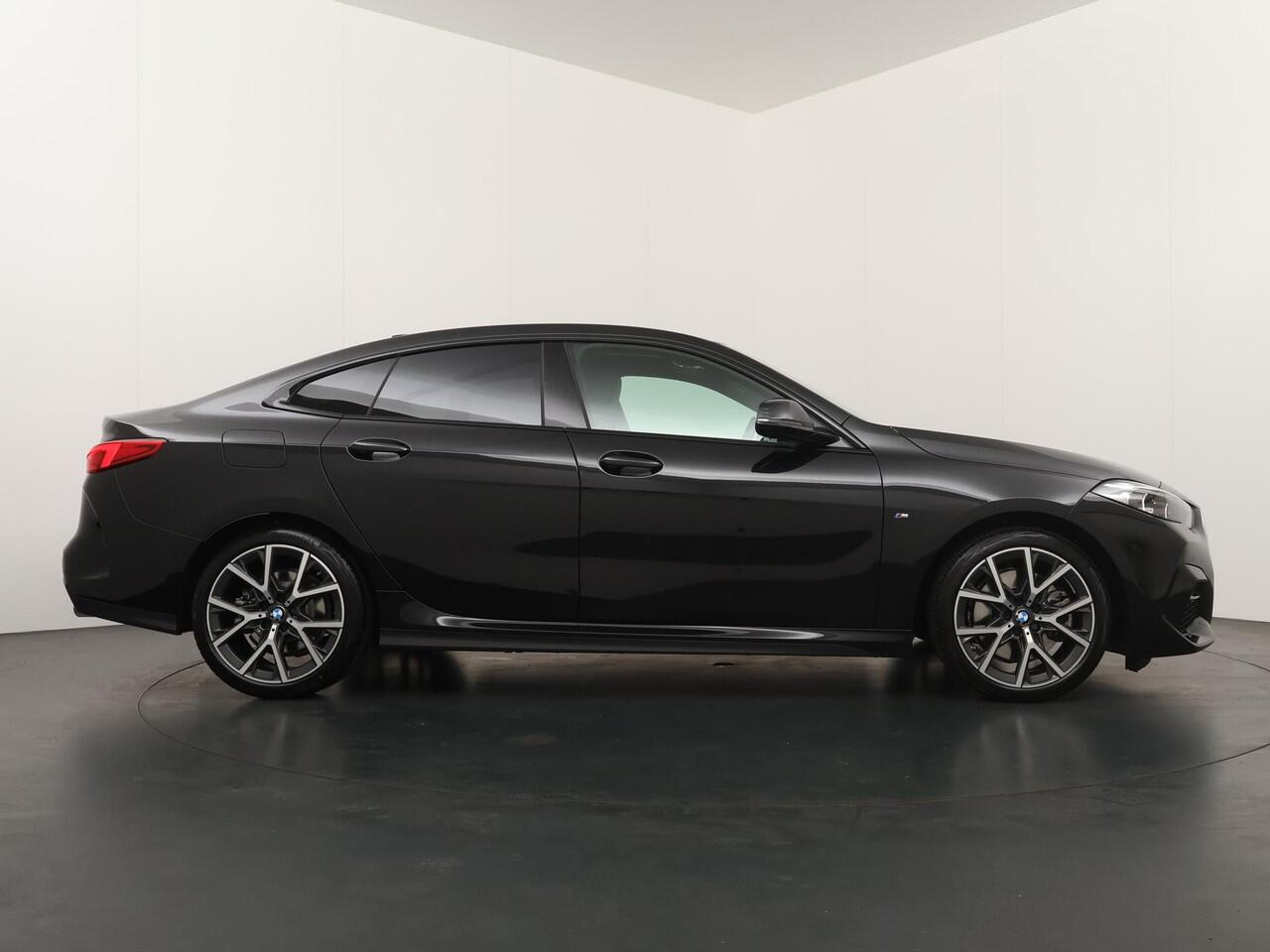 BMW 2-SERIE Gran Coupé 220 M Sport | Panoramadak | Active Cruise | Head-Up | Stoelverwarming | Stuurverwarming |