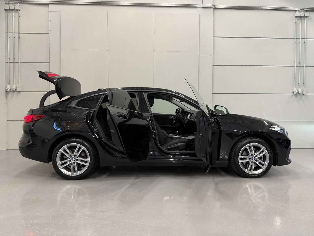 BMW 2-SERIE Gran Coupé 218i Edition BLACK Aut. 96.514km/LED/CARPLAY/LIVE COCKPIT PRO/17"M-SPORT/CRUISE/DRIVING-ASS/SHADOW-LINE/BLACK-GRILLE/SAPHIRSCHWARZ-METALLIC/ORIG. NL AUTO