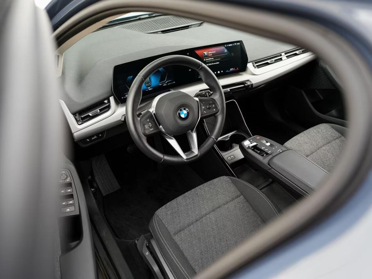 BMW 2-SERIE Active Tourer 218i Trekhaak Panoramadak Stuurwielverwarming Stoelverwarming LED Achteruitrijcamera Keyless Entry