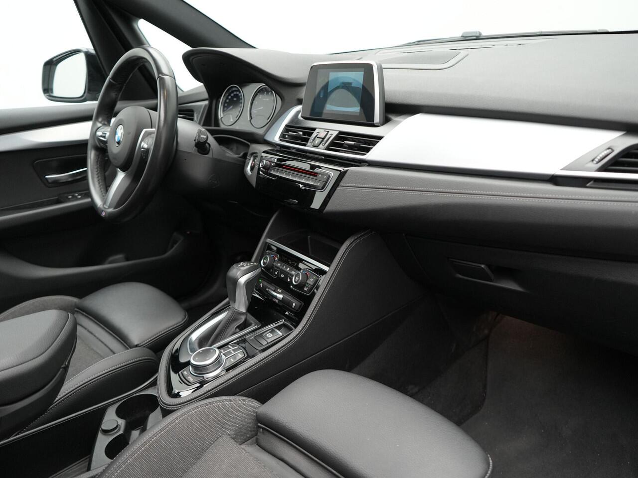 BMW 2-SERIE Active Tourer 225xe iPerformance Sportline Plug In Hybrid 225pk PHEV | Panodak | Sportstoelen Memory | Camera | Stoelverwarming | Navi Full Map | Keyless | LED |