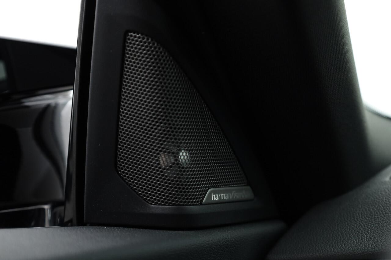 BMW 2-SERIE Coupé M240i xDrive 375pk | HUD | Camera | Stoel- Stuurverw. | H&K | Navi | Elek. Stoelen