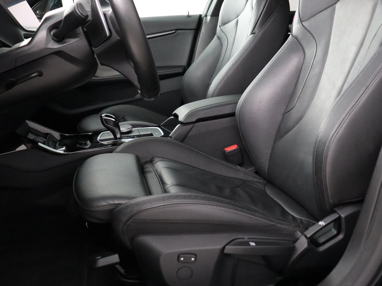 BMW 2-SERIE Gran Coupé M235i xDrive High Executive Edition (NL-Auto / Leder kuipstoelen / Pano / H&K / ACC)