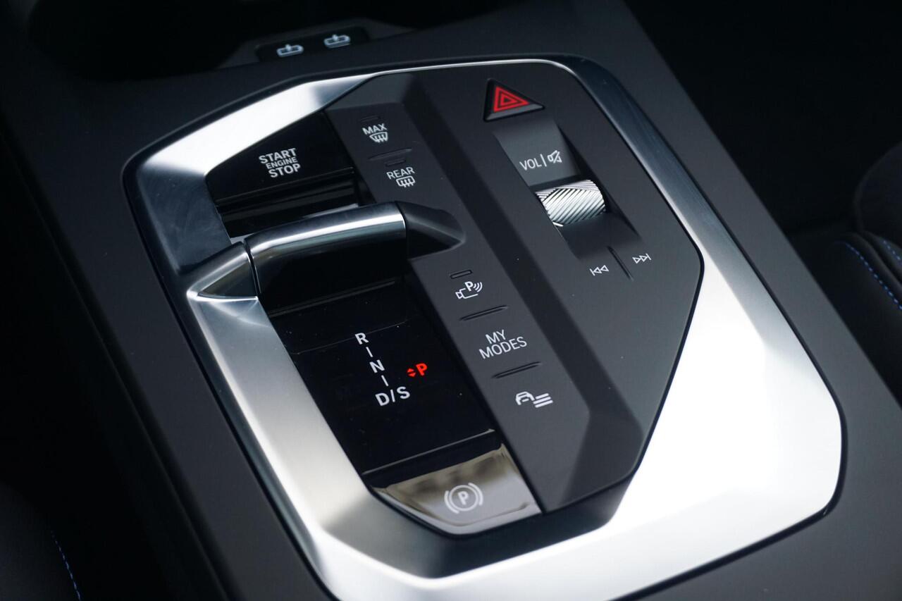 BMW 2-SERIE Gran Coupé 220 M Sportpakket Pro 19'' / Panoramadak / Elektrisch verstelbare stoelen / Head-Up Display / Harman Kardon / Trekhaak