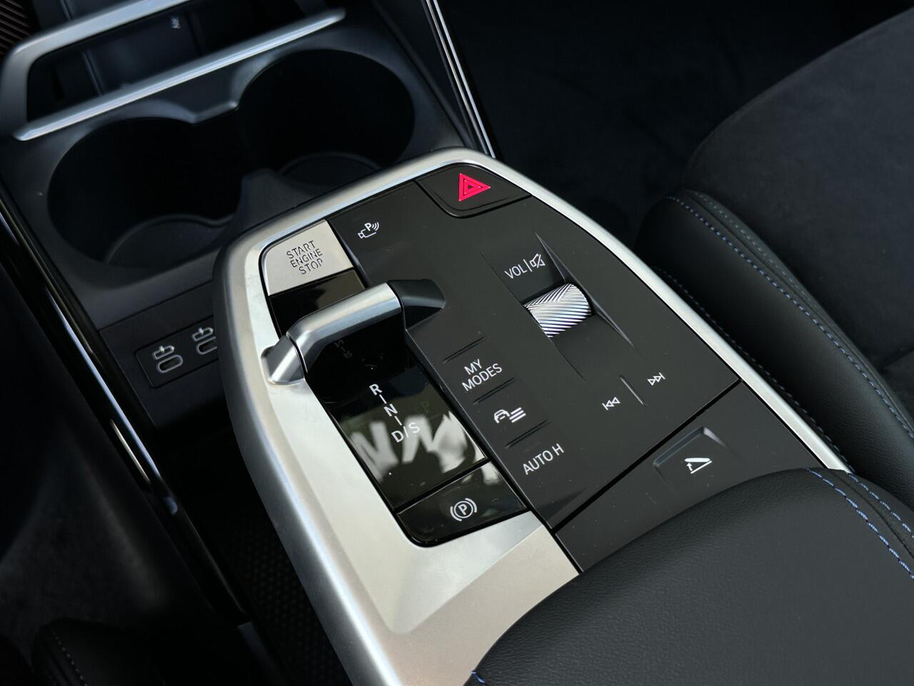 BMW 2-SERIE Active Tourer 225e xDrive High Executive M Sport Automaat / Panoramadak / Trekhaak / Sportstoelen / Adaptieve LED / M Adaptief onderstel / Parking Assistant Plus / Head-Up / Comfort Access