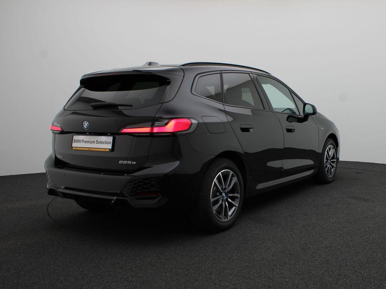 BMW 2-SERIE Active Tourer 225e xDrive M Sportpakket | Premium Pack | Travel Pack | Achteruitrijcamera | Panoramadak | 17"