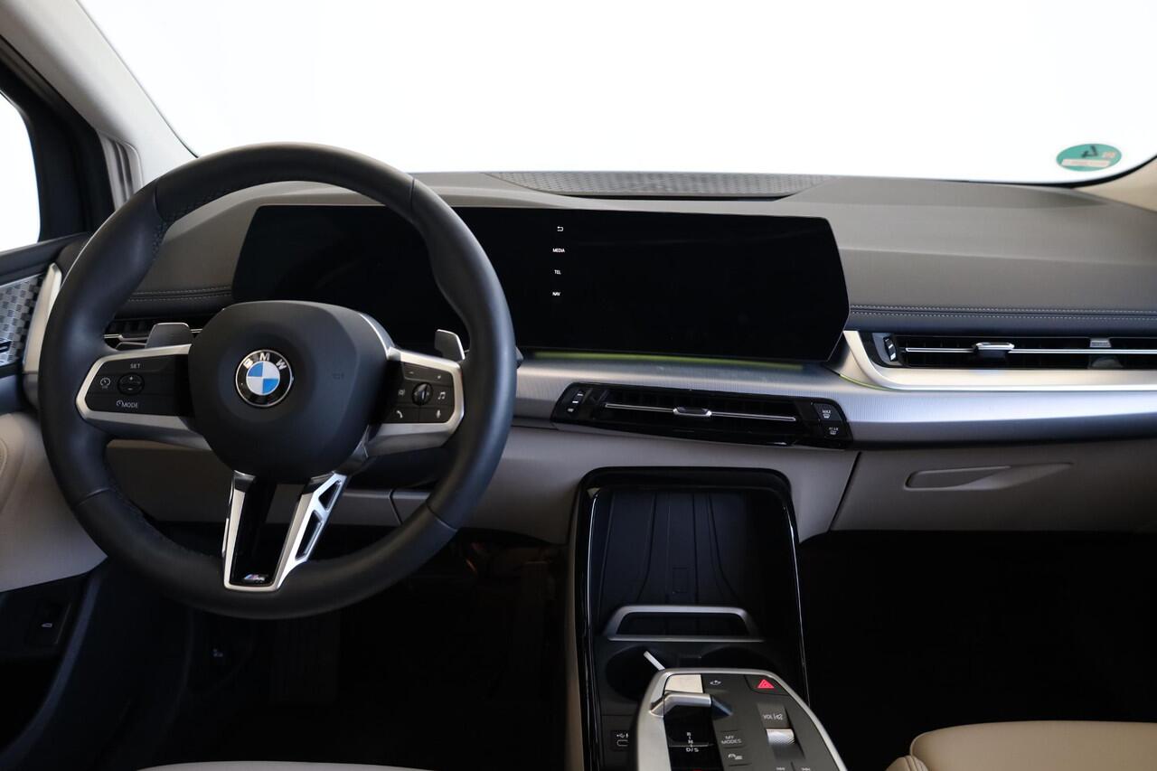 BMW 2-SERIE Active Tourer 218i | Luxury Line | Premium Pack | Travel Pack | Elektr. Trekhaak | Parking Assistant