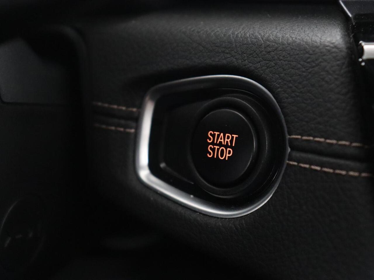 BMW 2-SERIE Active Tourer 225xe iPerformance Luxury Line | Panoramadak | Leder | Head-Up | Camera | Keyless | Navigatie | Park Assist | Adaptief LED