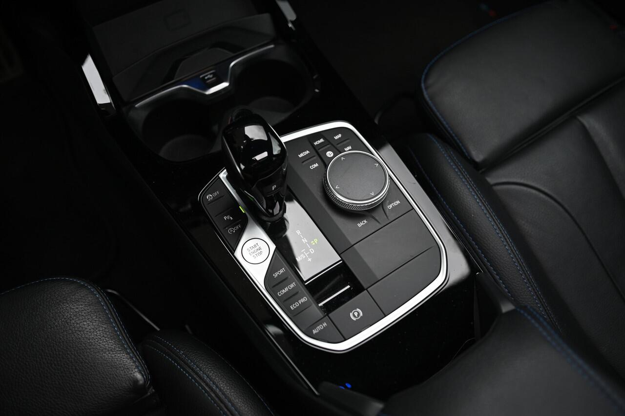 BMW 2-SERIE Gran Coupé 220i High Executive M Sport Automaat / Panoramadak / Adaptieve LED / Head-Up / Sportstoelen / Stuurverwarming / Live Cockpit Professional