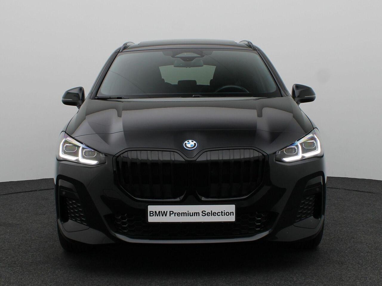 BMW 2-SERIE Active Tourer 225e xDrive M Sportpakket | Premium Pack | Travel Pack | Achteruitrijcamera | Panoramadak | 17"