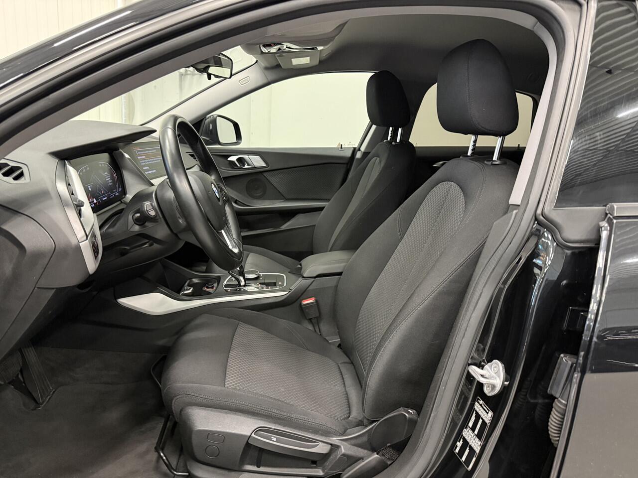 BMW 2-SERIE Gran Coupé 218i Edition BLACK Aut. 96.514km/LED/CARPLAY/LIVE COCKPIT PRO/17"M-SPORT/CRUISE/DRIVING-ASS/SHADOW-LINE/BLACK-GRILLE/SAPHIRSCHWARZ-METALLIC/ORIG. NL AUTO