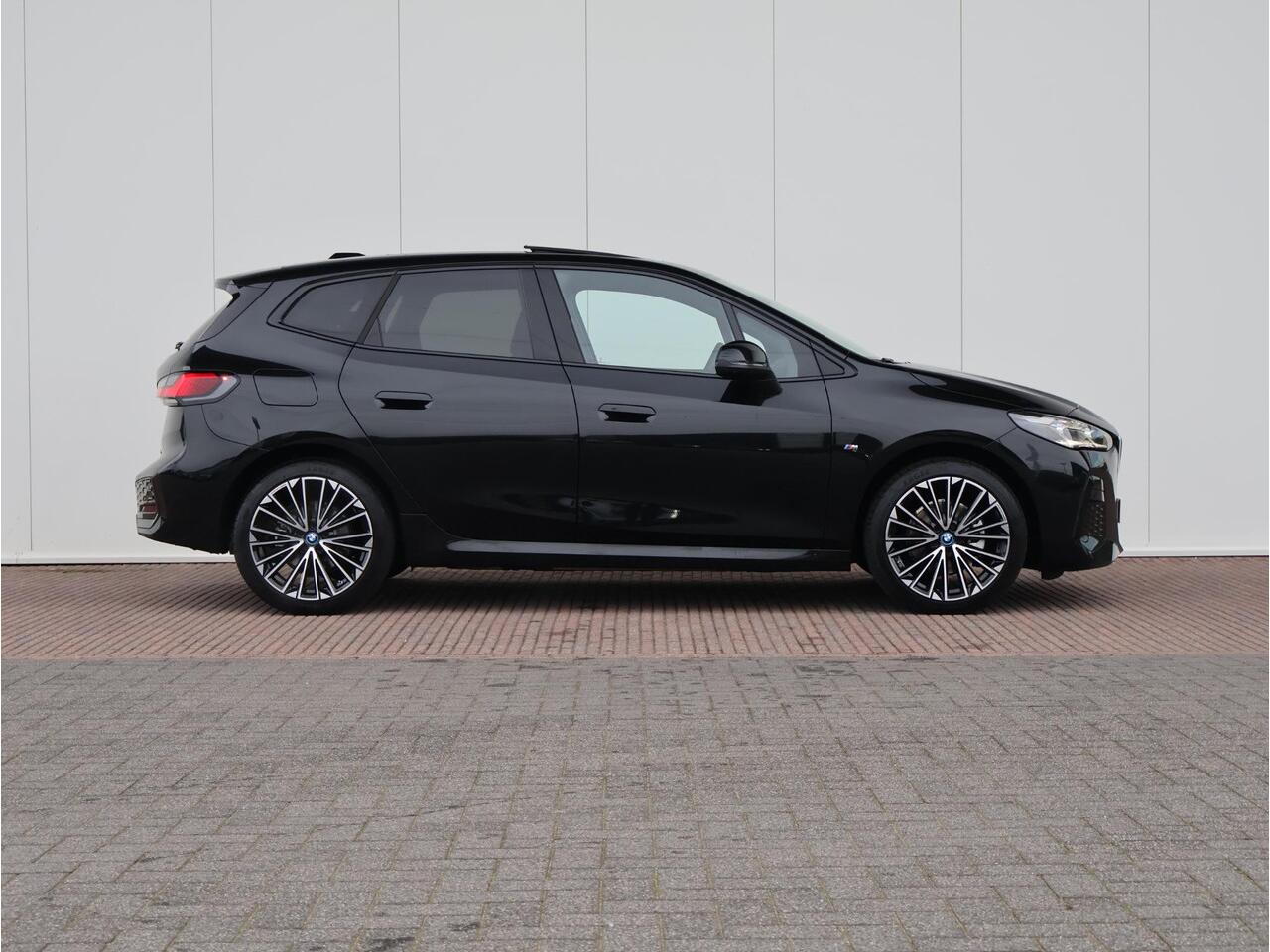 BMW 2-SERIE Active Tourer 225e xDrive M Sportpakket/ Comfort Access/ Panoramadak/ Actiefstoelen voor/ Head-Up/ Harman-Kardon/ 19" LMV