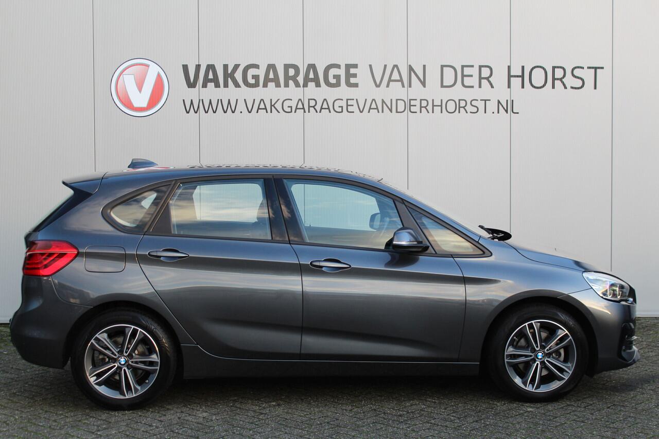 BMW 2-SERIE Active Tourer 218i-140pk Executive Edition AUTOMAAT ! Uiterst nette, erg luxe en goed onderhouden hoogzitter. Autm. airco, metallic lak, trekhaak, cruise control, HUD, LED verl., elektr. achterklep, navigatie, telefoonvoorb., LM wielen+all season banden r