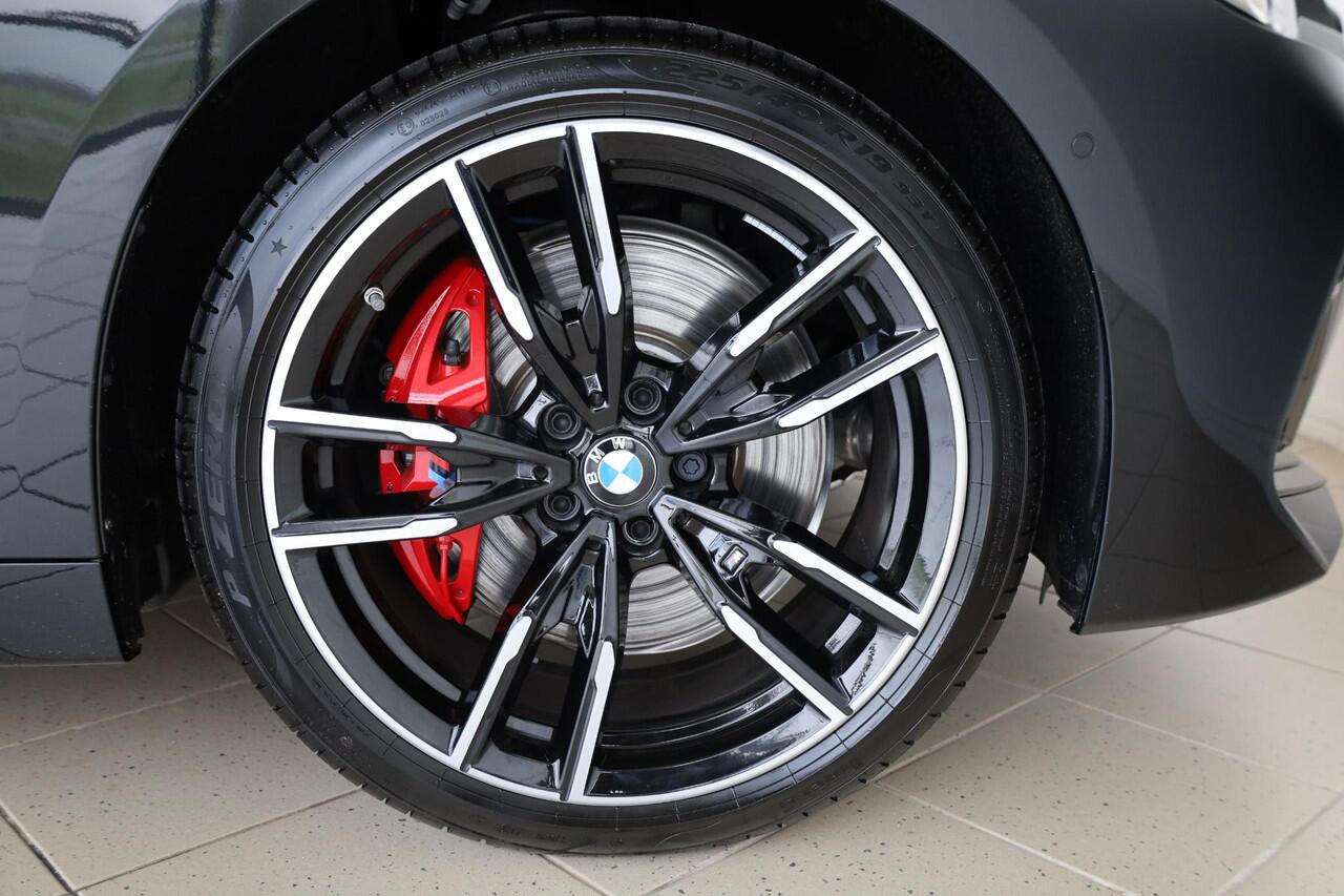 BMW 2-SERIE Coupé M240i xDrive M Sportpakket Pro | Panoramadak | Head-Up | Harman Kardon | Adaptieve Cruise Control | Stoel & Stuurwielverwarming | 360 Camera | Carbon Interieur | Dodehoekdetectie | Elektrisch Verstelbare Stoelen | Adaptieve LED | Trekhaak afneembaar