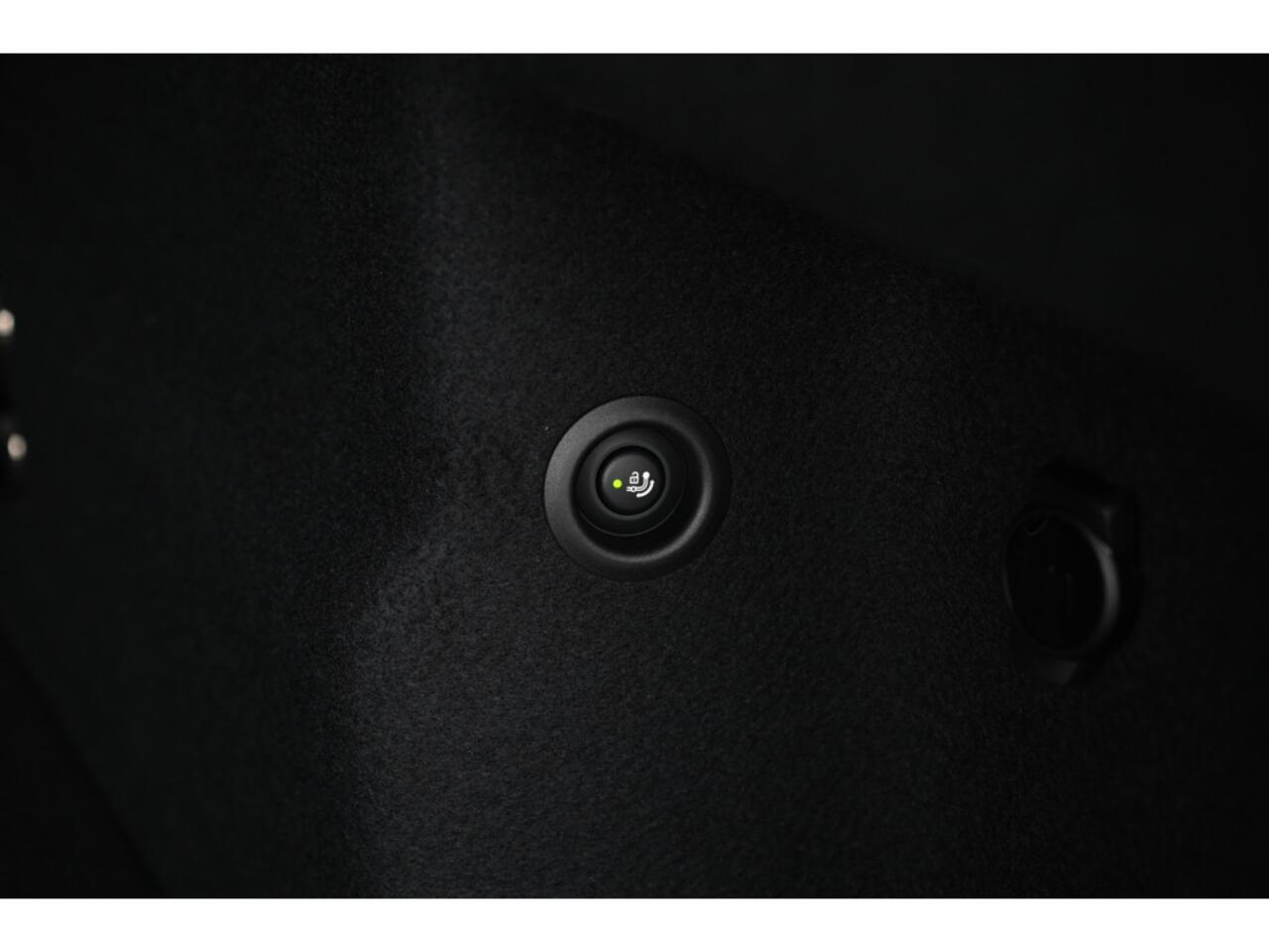 BMW 2-SERIE Active Tourer 225e xDrive High Executive M Sport Automaat / Panoramadak / Trekhaak / Sportstoelen / M Adaptief onderstel / Parking Assistant Plus / Head-Up / Harman-Kardon