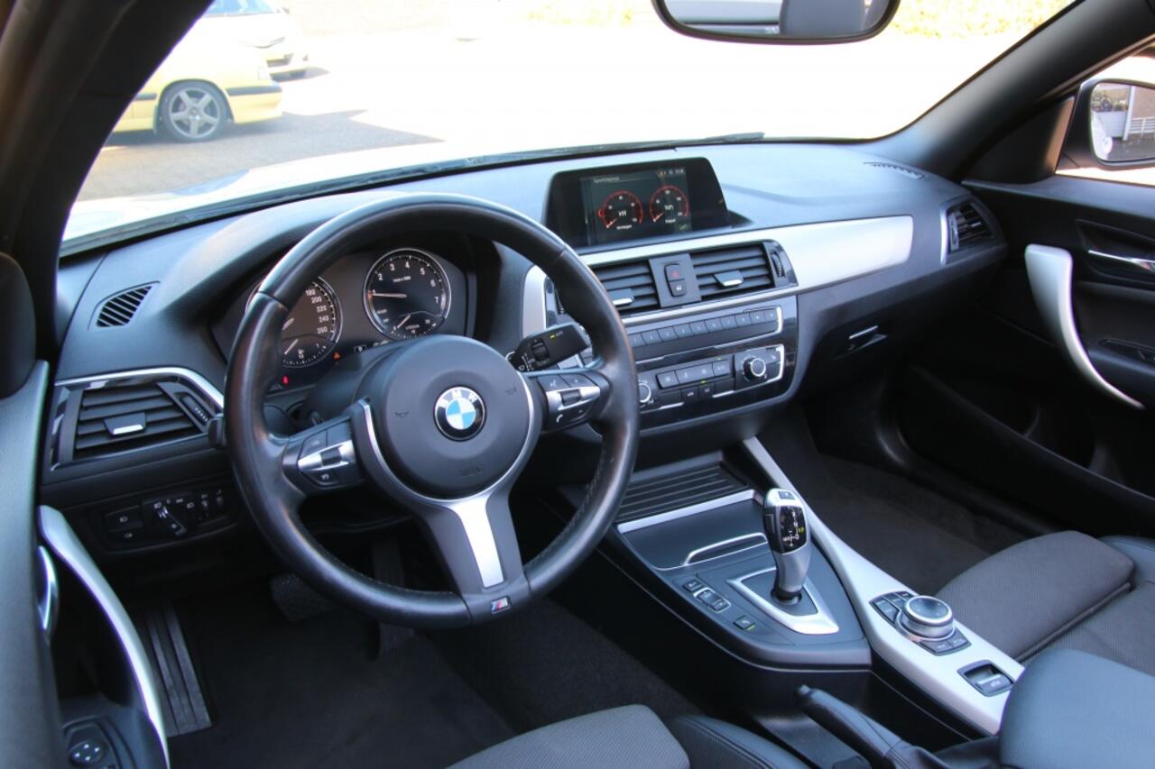 BMW 2-SERIE 218i High Executive | M-pakket | Navigatie | Sensoren v/a |