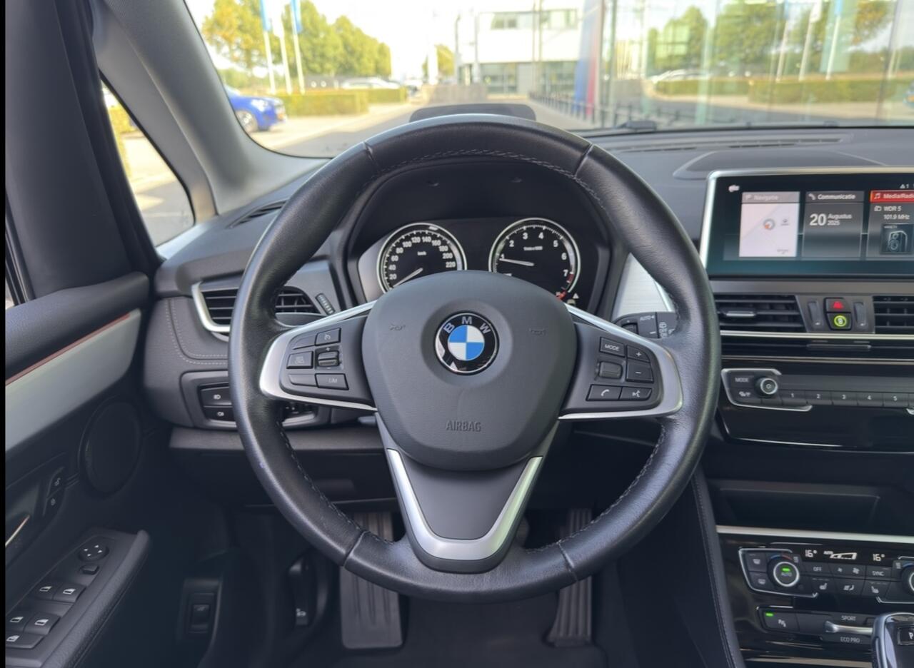 BMW 2-SERIE Active Tourer 220i High Executive Luxury Line Automaat / Achteruitrijcamera / Comfort Access / Head-Up / LED / Stoelverwarming