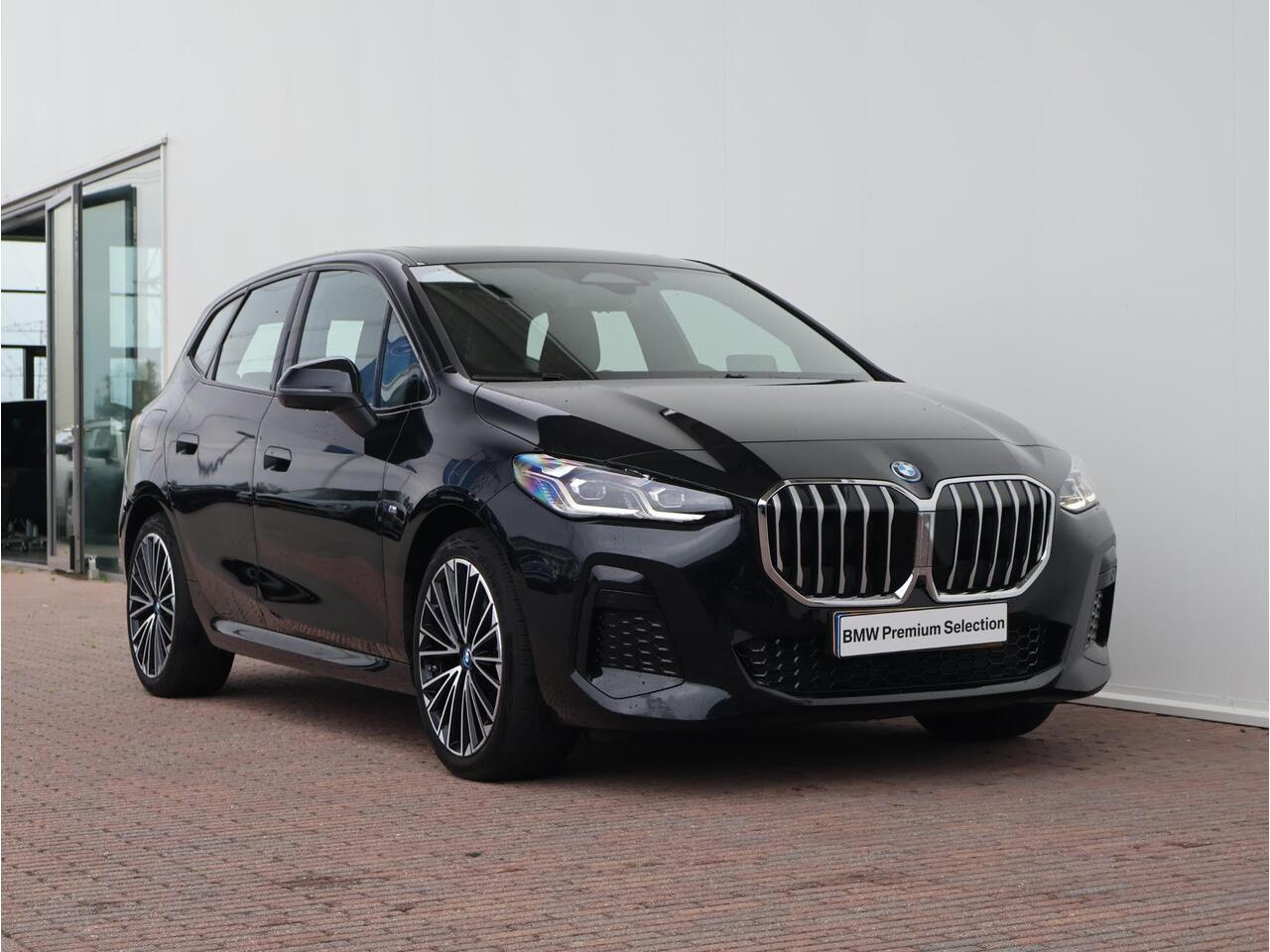 BMW 2-SERIE Active Tourer 230e xDrive M Sport/ Glazen Panoramadak/ Elektrisch verstelbare en verwarmbare stoelen/ Head-Up/ Harman Kardon