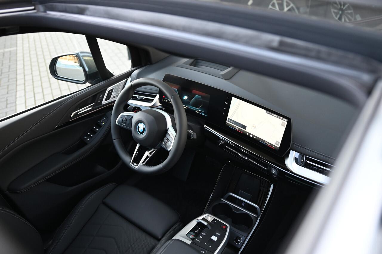 BMW 2-SERIE Active Tourer 225e xDrive High Executive M Sport Automaat / Trekhaak / Sportstoelen / Adaptieve LED / M Adaptief onderstel / Comfort Access / Parking Assistant Plus / Head-Up