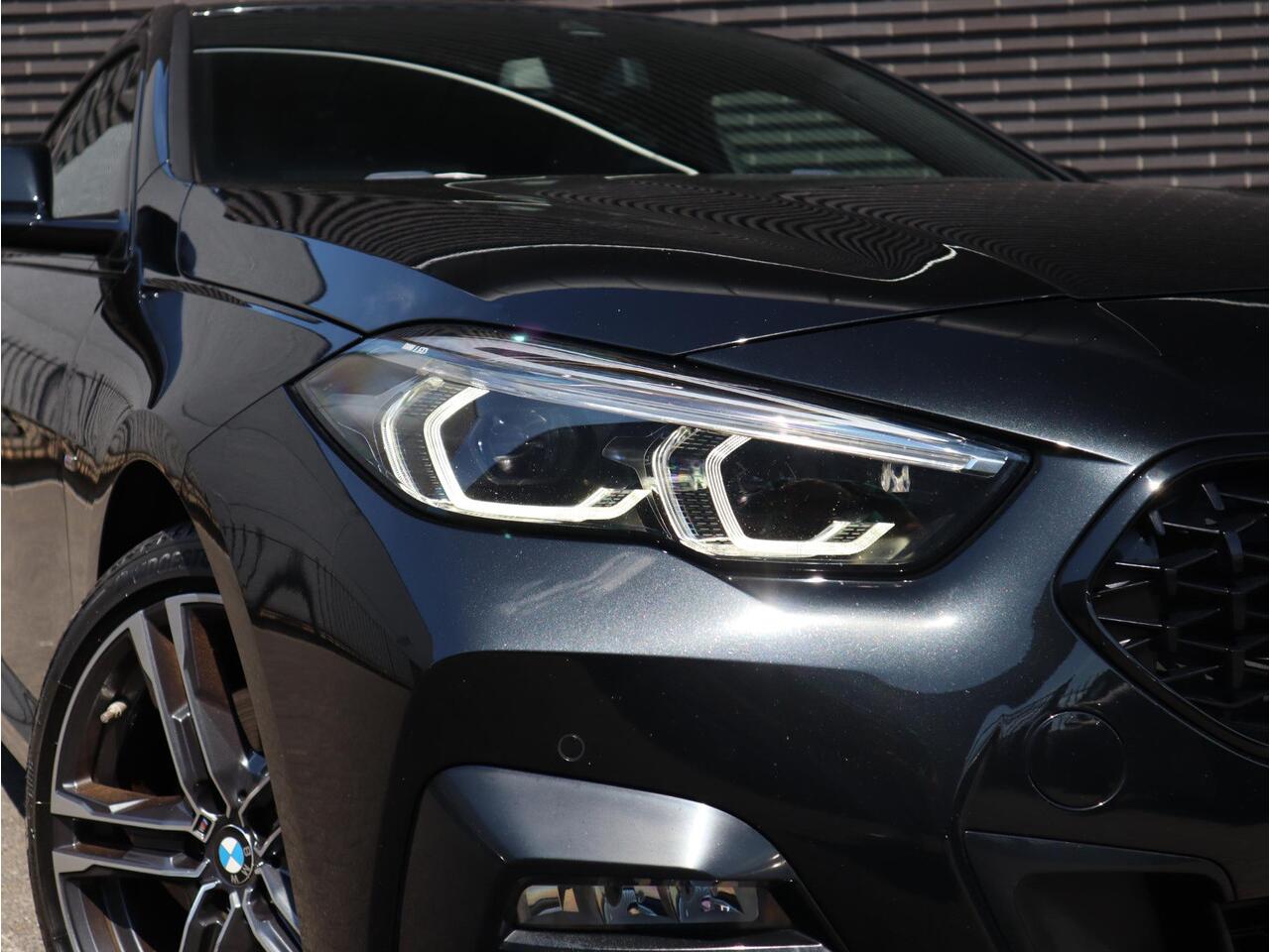 BMW 2-SERIE Gran Coupé 218i High Executive M Sport Pakket Automaat / Live Cockpit Professional / Apple CarPlay / Leder / 18 Inch / Shadow Line / DAB / Extra Getint Glas / LED / Stoelverwarming / Lichtpakket / Parkeersensoren