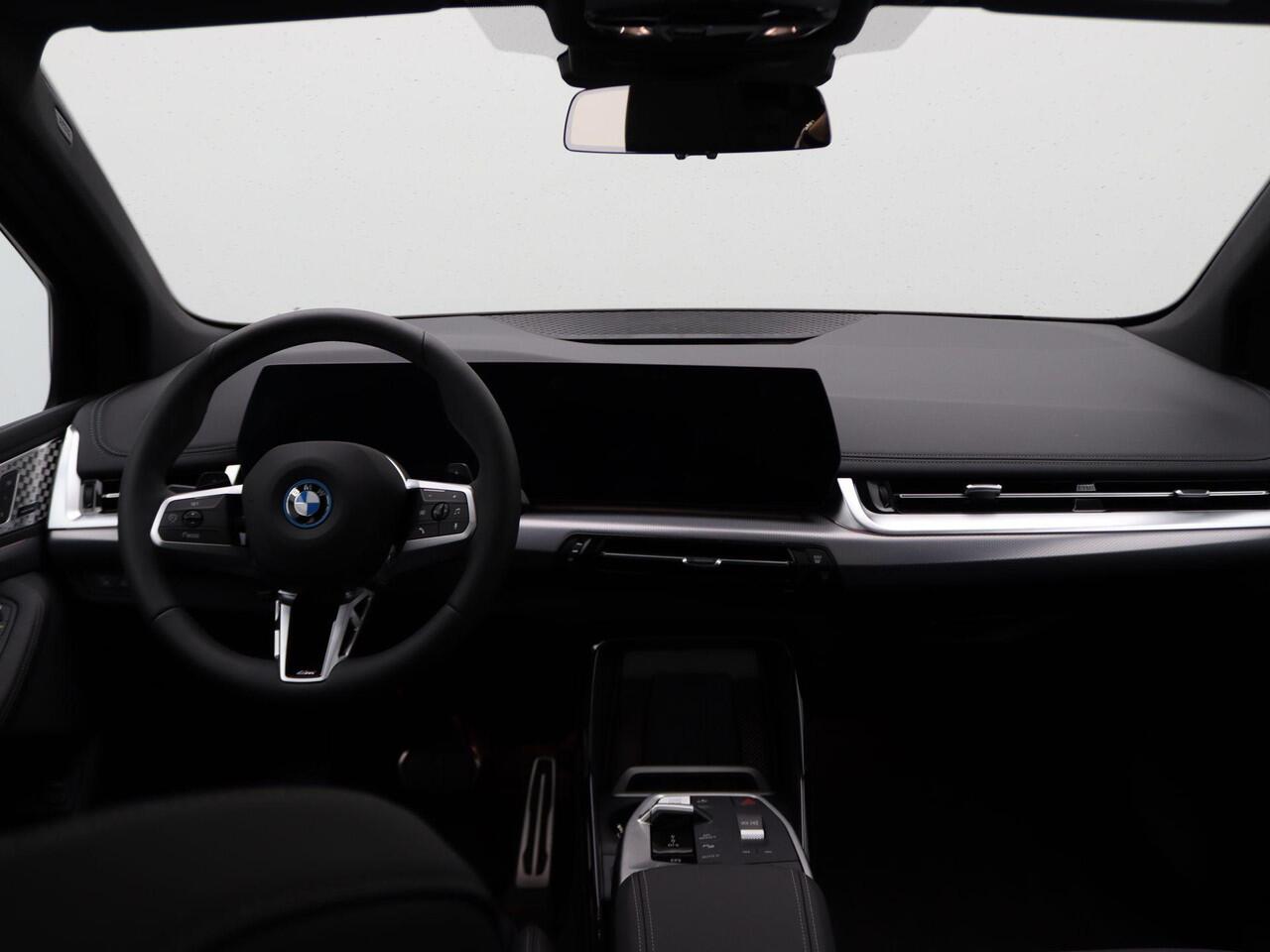 BMW 2-SERIE Active Tourer 225e xDrive M Sportpakket | Premium Pack | Comfort Pack | Travel Pack | Stuurwielrand Verwarmd | Trekhaak | Panoramadak | Elektrisch Verstelbare Sportstoelen | Driving Assistant Plus | Harman Kardon | 18''