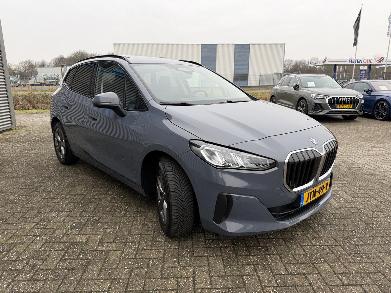 BMW 2-SERIE Active Tourer 218i Trekhaak Panoramadak Stuurwielverwarming Stoelverwarming LED Achteruitrijcamera Keyless Entry Carplay