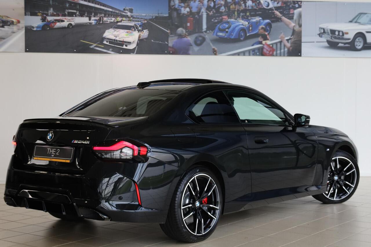 BMW 2-SERIE Coupé M240i xDrive M Sportpakket Pro | Panoramadak | Head-Up | Harman Kardon | Adaptieve Cruise Control | Stoel & Stuurwielverwarming | 360 Camera | Carbon Interieur | Dodehoekdetectie | Elektrisch Verstelbare Stoelen | Adaptieve LED | Trekhaak afneembaar