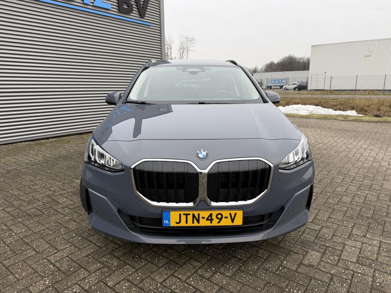 BMW 2-SERIE Active Tourer 218i Trekhaak Panoramadak Stuurwielverwarming Stoelverwarming LED Achteruitrijcamera Keyless Entry Carplay