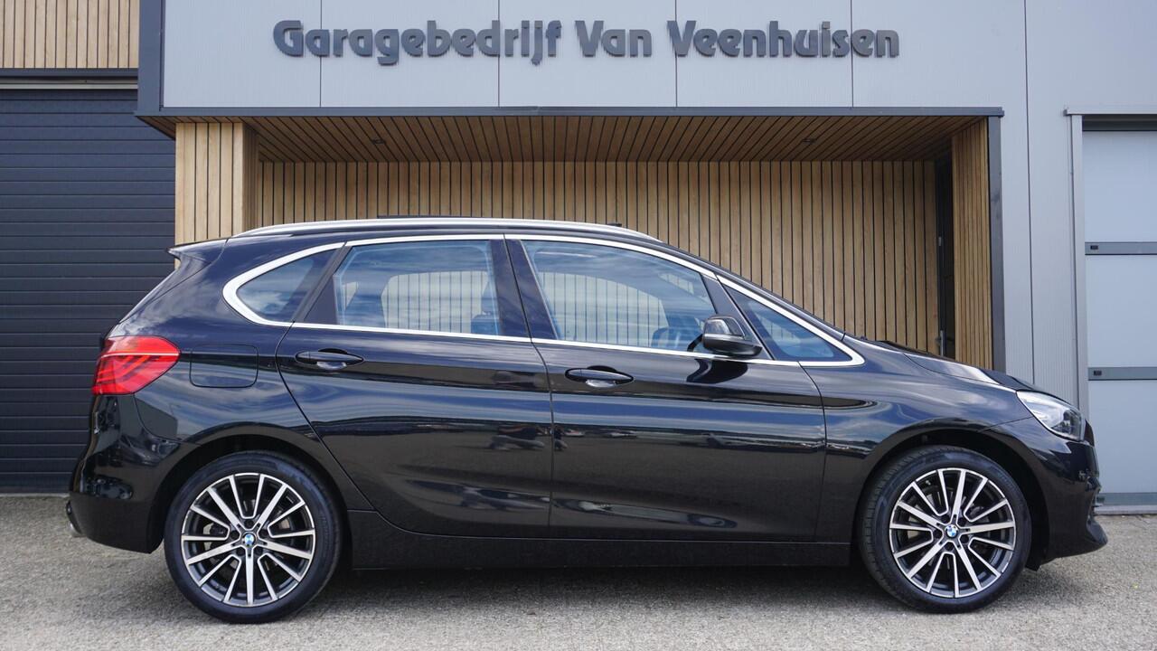 BMW 2-SERIE Active Tourer 220i 190pk Sportline High Executive Pano.Dak Leder LED Head-up 18inch LM Trekhaak A-Camera *NL auto* 70453km!
