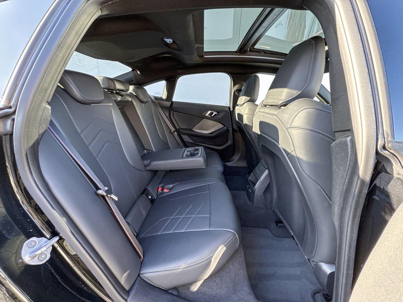 BMW 2-SERIE Gran Coupé 220 M Sport M-Sport Pro / Getinte Ramen / Glazen Dak / Stoel- en Stuurverwarming / Harman Kardon Audio