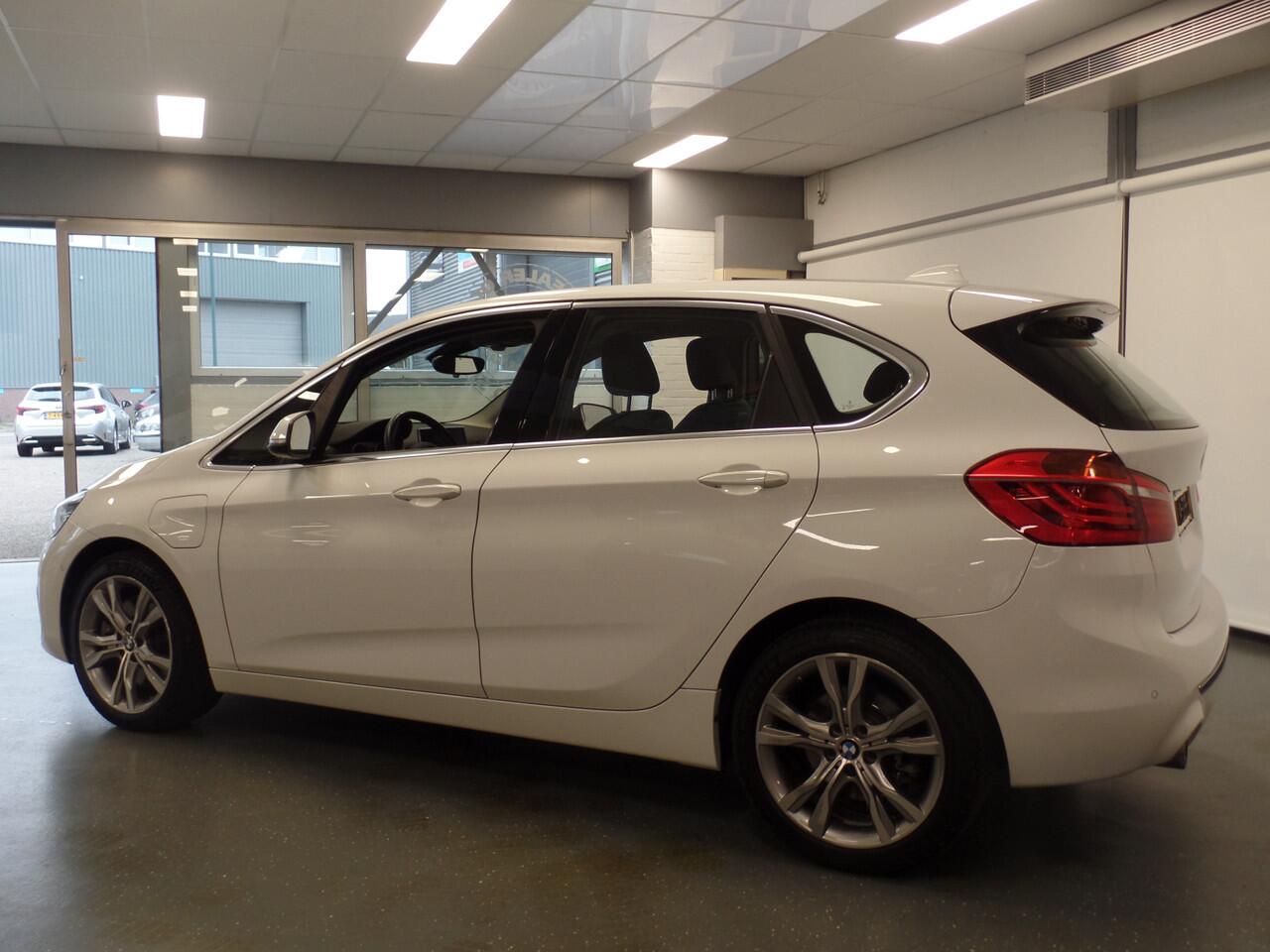 BMW 2-SERIE Active Tourer 225xe iPerformance eDrive Edition Navigatie, Clima controle, Cruise controle, Elek stoelen, Stoelverwarming, Head up display, Lederen bekleding, Pdc V/A, Xenon, Lm velgen 18'', Full options, Nederlandse auto!! Bovag afleverpakket 695,-