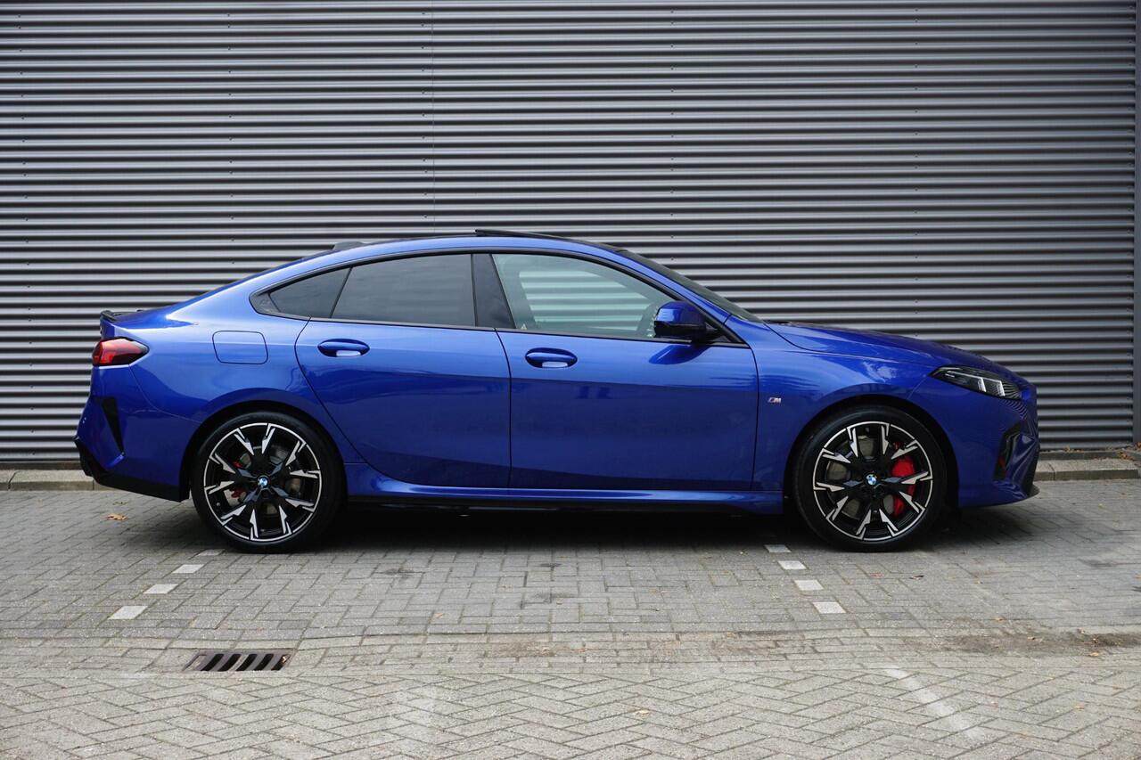 BMW 2-SERIE Gran Coupe 220 | M Sportpakket Pro | Innovation Pack | Trekhaak met afneembare kogel | Stuurwielrand verwarmd | Glazen panoramadak | Driving Assistant Professional