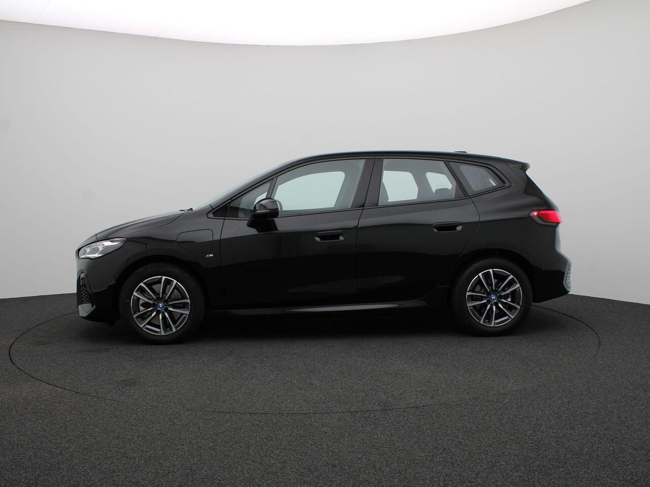 BMW 2-SERIE Active Tourer 230e xDrive M Sportpakket | Harman Kardon | Head-Up Display | Driving Assist Plus | Innovation Pack | 17"