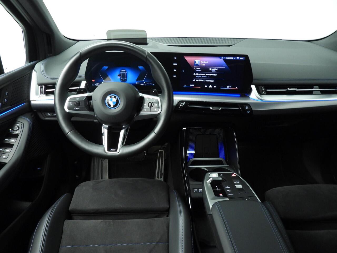 BMW 2-SERIE Active Tourer 225e xDrive | M-Sportpakket | LED | HUD | Sportstoelen | Keyles go | Active cruise | DAB | Alu 17 inch