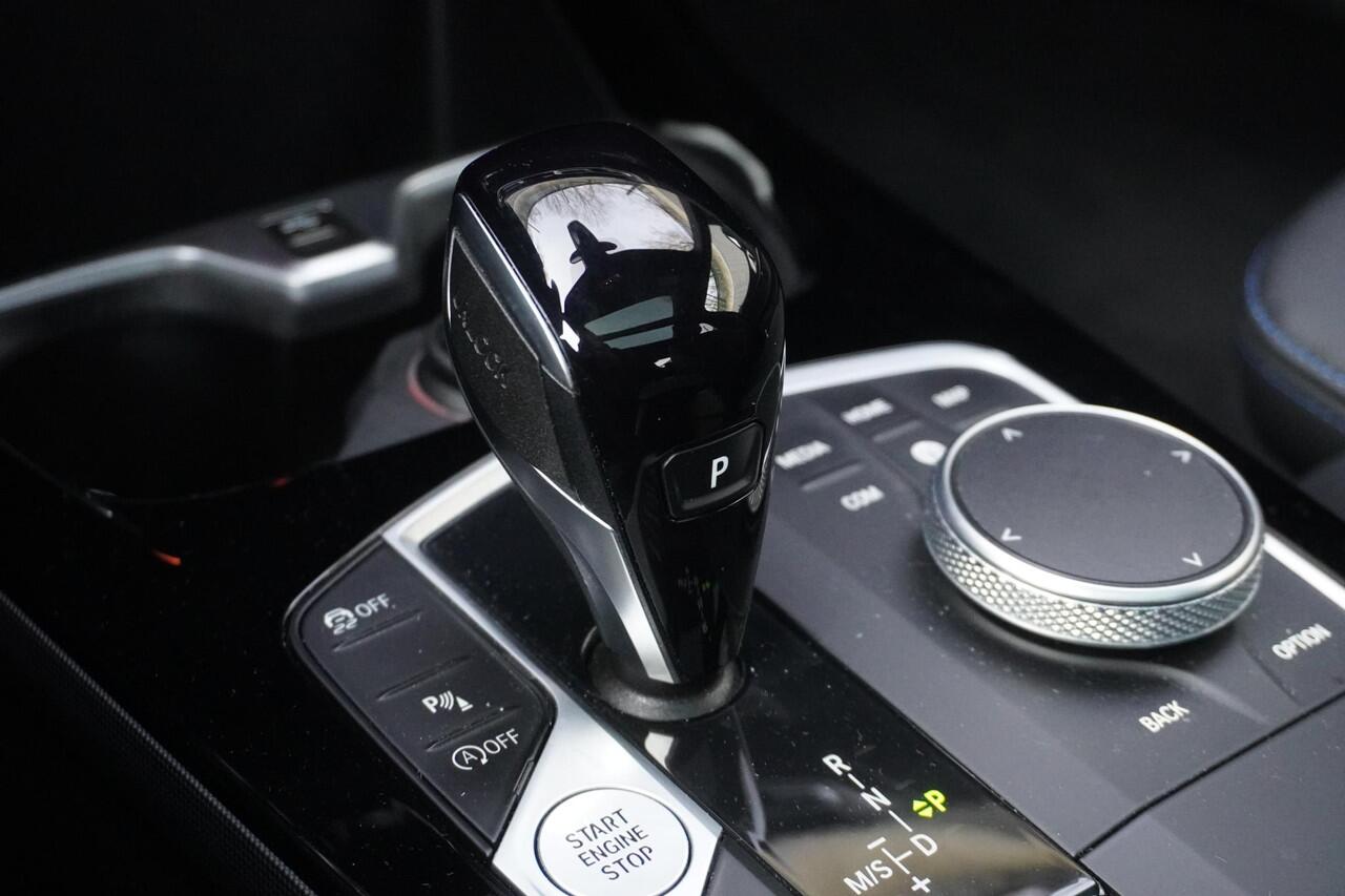 BMW 2-SERIE Gran Coupé 218i Model M Sport | Executive | Glazen panoramadak | 18 inch LM Dubbelspaak M | Alarmsysteem klasse 3 | Extra getint glas