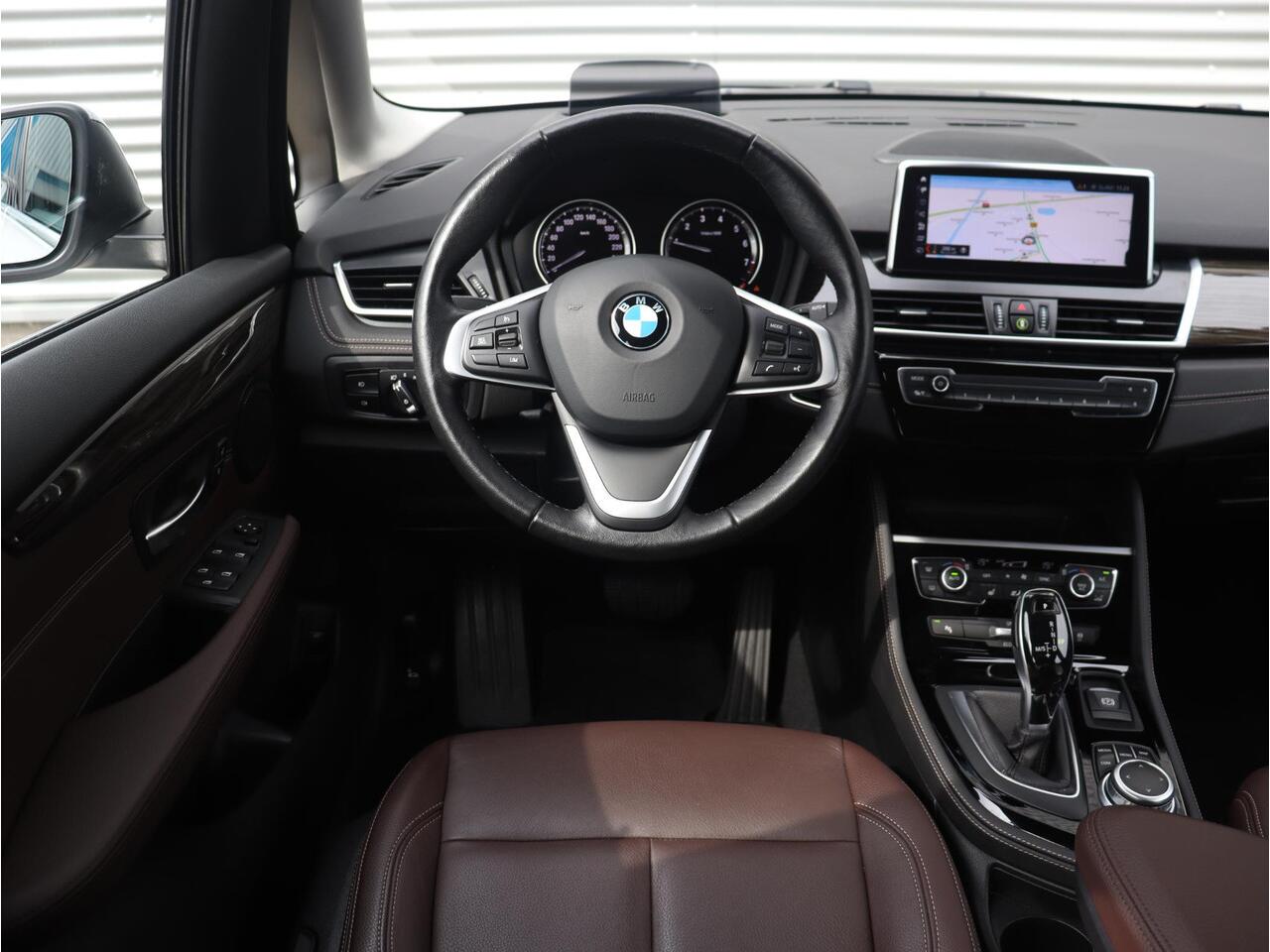 BMW 2-SERIE Active Tourer 218i | High Executive | Luxury Line | Head-Up | Hi-Fi | Stoelverwarming | Stuurwielverwarming | Climate Control | Navi Plus | 17'' LMV