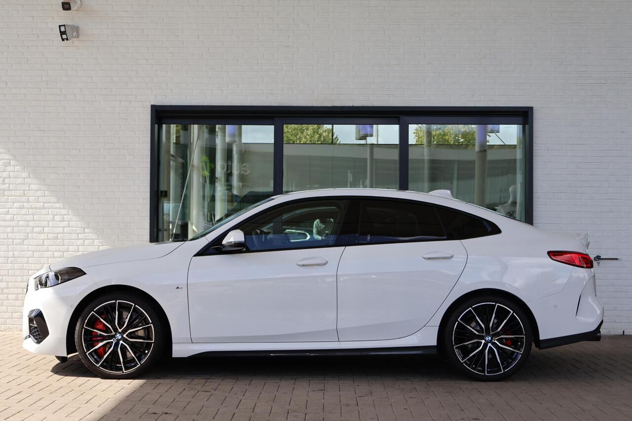 BMW 2-SERIE Gran Coupé 218i High Executive | M Sport Pro | Harman Kardon | Voorstoelen Verwarmd | Camera | Stuurverwarming | Active Cruise Control | 19" M Dubbelspaak