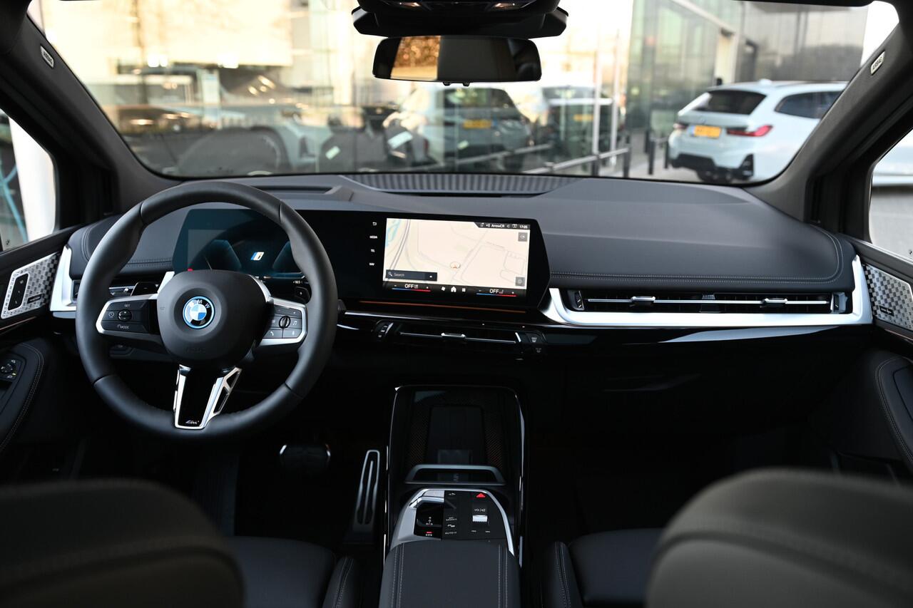 BMW 2-SERIE Active Tourer 225e xDrive High Executive M Sport Automaat / Trekhaak / Sportstoelen / Adaptieve LED / M Adaptief onderstel / Comfort Access / Parking Assistant Plus / Head-Up