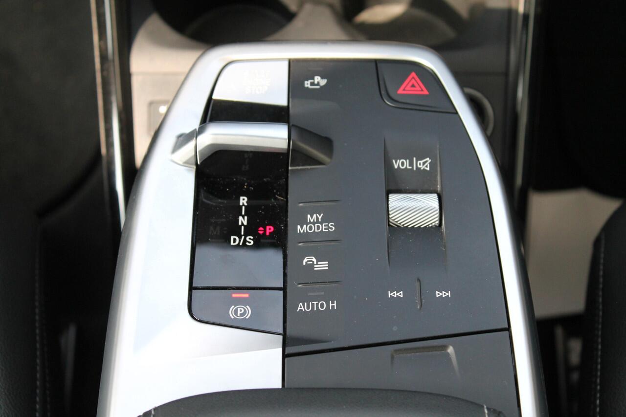 BMW 2-SERIE Active Tourer 225e xDrive High Executive M Sport Automaat / Panoramadak / Adaptief M Onderstel / Sportstoelen / Stoelverwarming / Adaptieve LED / Parking Assistant Plus / Head-Up / Live Cockpit Professional