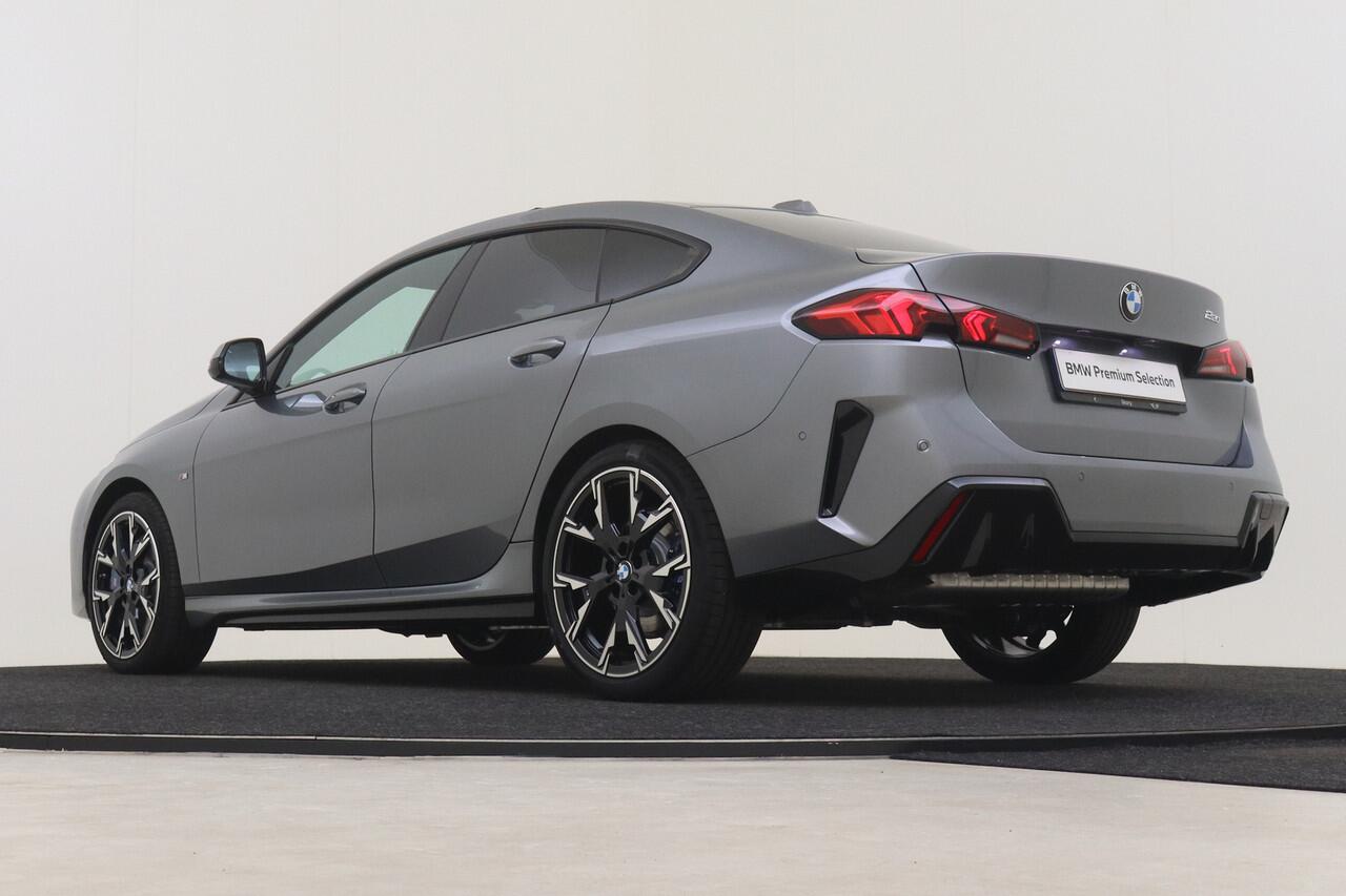 BMW 2-SERIE Gran Coupé 220 M Sport Automaat / Sportstoelen / Achteruitrijcamera / Adaptieve LED / M Adaptief onderstel / Comfort Access / Parking Assistant / Stoelverwarming