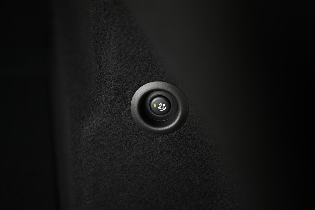 BMW 2-SERIE Active Tourer 225e xDrive High Executive M Sport Automaat / Panoramadak / Trekhaak / Sportstoelen / Adaptieve LED / M Adaptief onderstel / Parking Assistant Plus / Head-Up