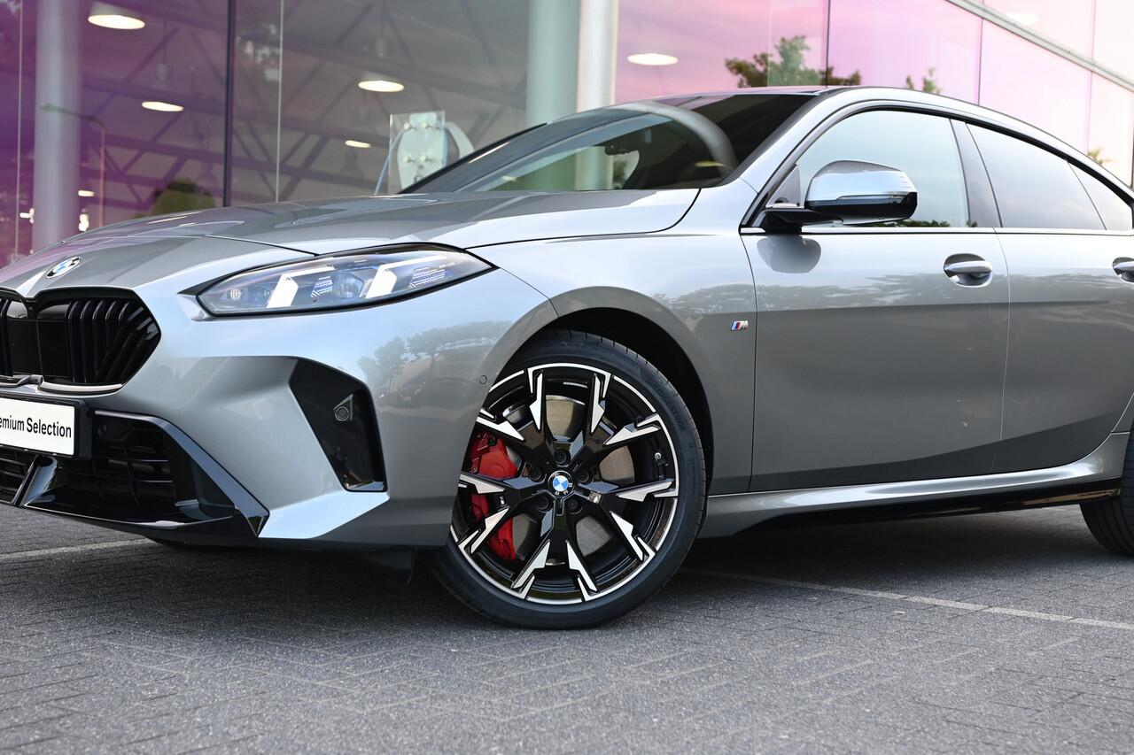 BMW 2-SERIE Gran Coupé 220 M Sport Automaat / Sportstoelen / Sportstoelen / Adaptieve LED / M Adaptief onderstel / Comfort Access / Parking Assistant