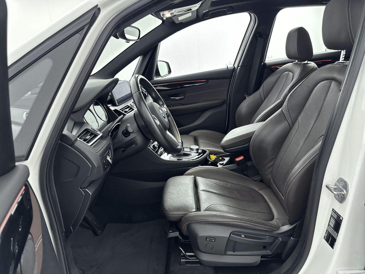 BMW 2-SERIE Active Tourer 218i Corporate Lease High Executive 140Pk | Navigatie | Parkeersensoren Voor & Achter | Achteruitrijcamera | Schuif-Kanteldak | Lederen Bekleding | Climate Control | Trekhaak | Stoelverwarming |