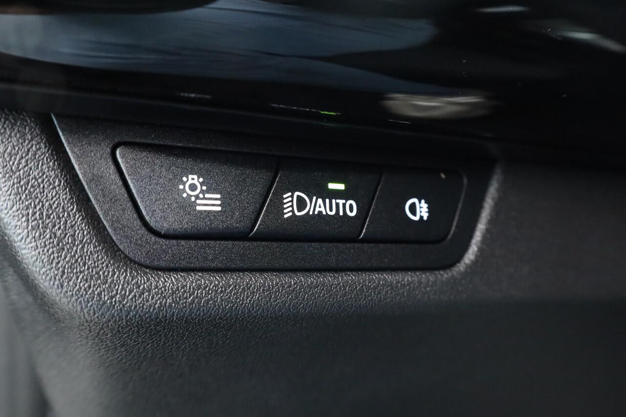 BMW 2-SERIE Active Tourer 220i | Navi | Camera | Stoelverw. | Apple CarPlay | Cruise | 17'' v