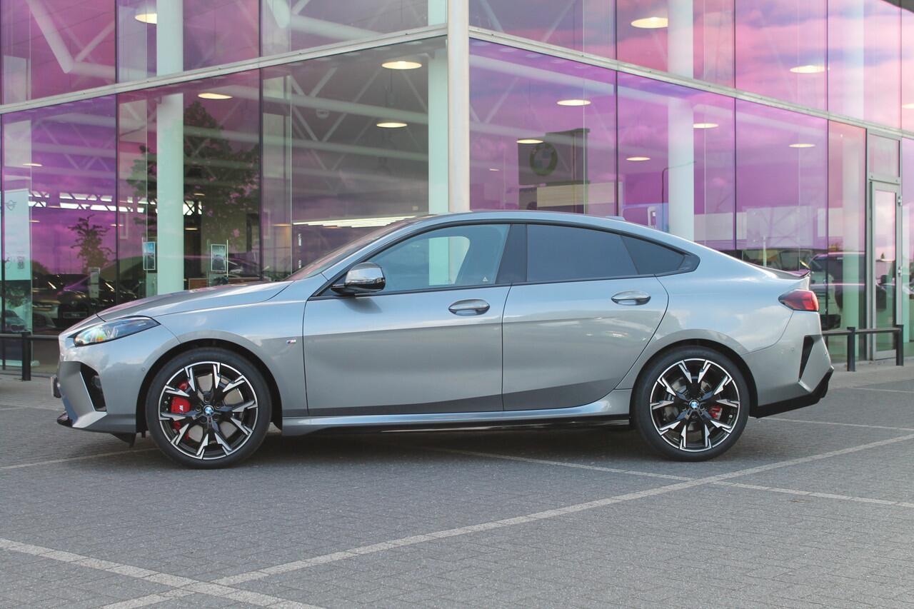 BMW 2-SERIE Gran Coupé 220 M Sport Automaat / Sportstoelen / Achteruitrijcamera / Comfort Access / M Adaptief onderstel / Adaptieve LED / Parking Assistant