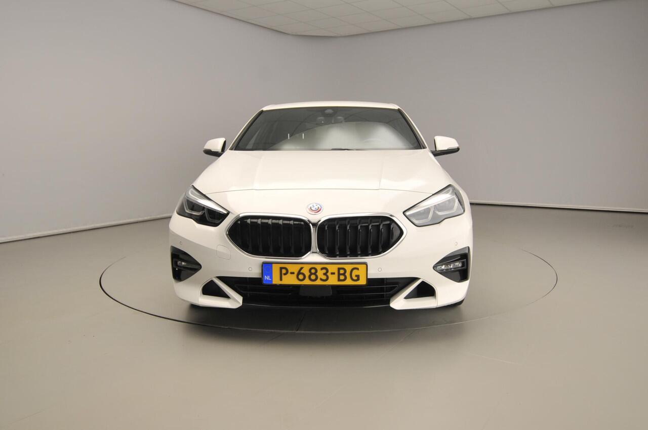 BMW 2-SERIE Gran Coupe 220i | LED | Navigatie | Sportstoelen | Shadow line | DAB | Hifi speakers | Alu 18 inch