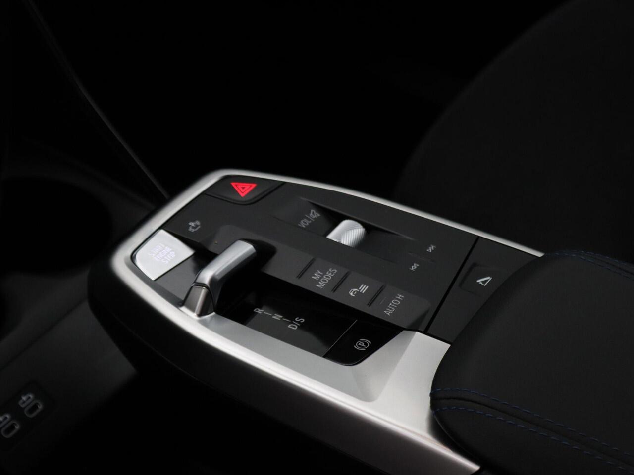 BMW 2-SERIE Active Tourer 220i M Sportpakket | Achteruitrijcamera | Parking Assistant | Elektrisch verwarmde voorstoelen | 17''