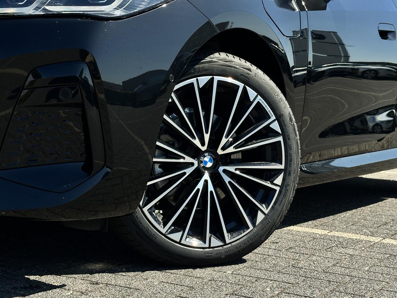 BMW 2-SERIE Active Tourer 225e xDrive High Executive M Sport Automaat / Panoramadak / Trekhaak / Sportstoelen / Adaptieve LED / M Adaptief onderstel / Parking Assistant Plus / Head-Up / Comfort Access