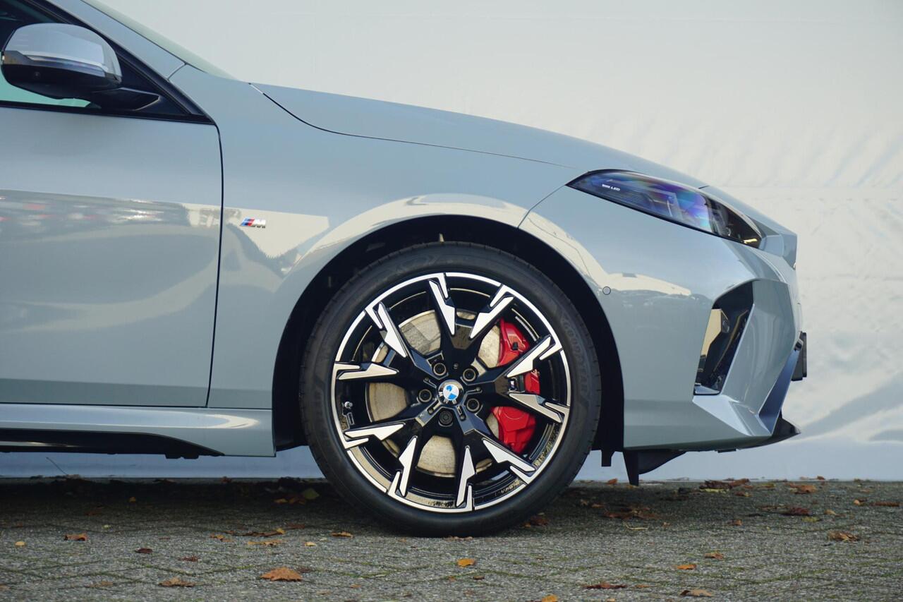 BMW 2-SERIE Gran Coupé 220 M Sportpakket Pro 19'' / Panoramadak / Elektrisch verstelbare stoelen / Head-Up Display / Harman Kardon / Trekhaak