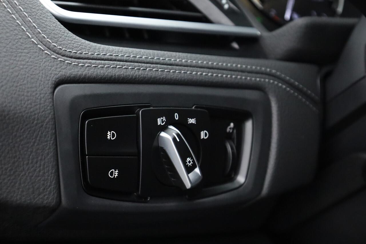 BMW 2-SERIE Active Tourer 220i 192pk | Navi | Afn. Trekhaak | Camera | Keyless | LED | Stoelverw. | 17''